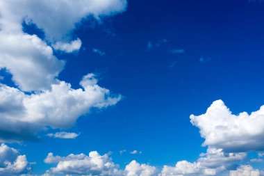 Küçük bulutlu mavi gökyüzü arkaplanı