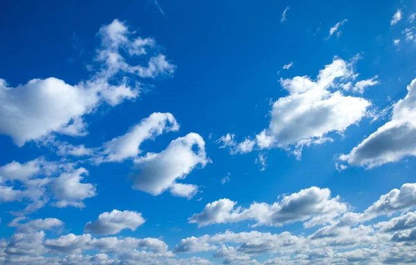 Niebieskie Niebo Tło Malutkimi Chmurami — Zdjęcie stockowe
