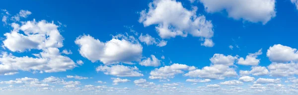 Küçük Bulutlu Mavi Gökyüzü Arkaplanı Panorama — Stok fotoğraf