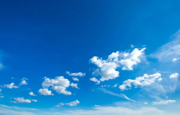 Bílý Načechraný Mraky Duhou Modré Obloze — Stock fotografie