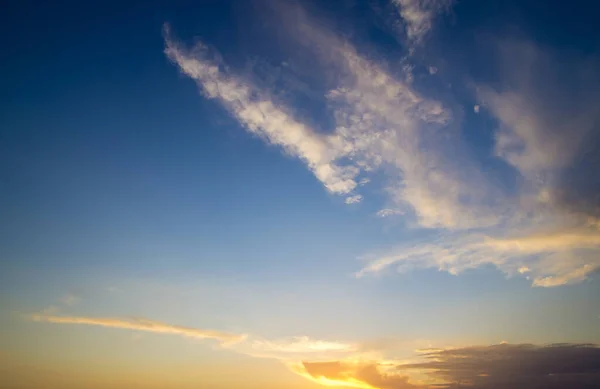 Kleurrijke Zonsondergang Hemel Boven Rustig Zeeoppervlak — Stockfoto