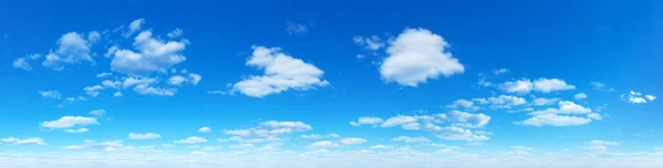 Modré Nebe Pozadí Malými Mraky Panorama Pozadí — Stock fotografie
