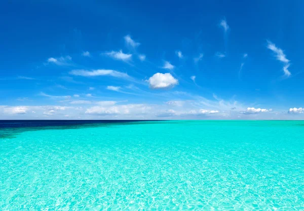 白い砂浜と海を持つ熱帯モルディブの島 — ストック写真