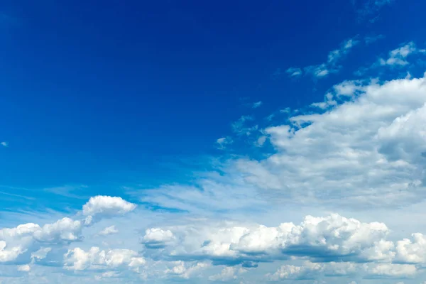 Μπλε Ουρανός Άσπρα Σύννεφα — Φωτογραφία Αρχείου