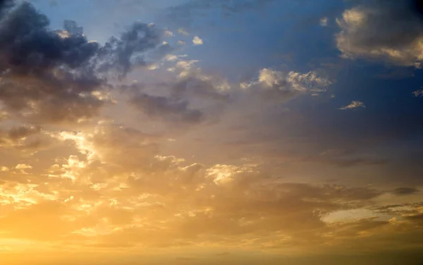 Kleurrijke Zonsondergang Hemel Boven Rustig Zeeoppervlak — Stockfoto