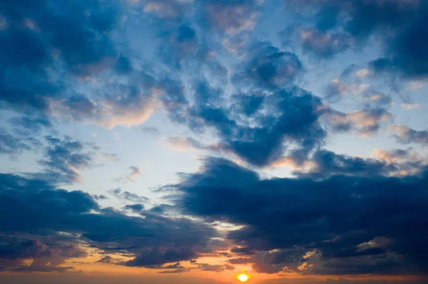 Sonnenuntergang Mit Sonnenstrahlen Himmel Mit Wolken Und Sonne — Stockfoto