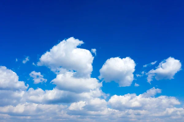 Mavi Gökyüzüne Gökkuşağı Ile Kabarık Beyaz Bulutlar — Stok fotoğraf
