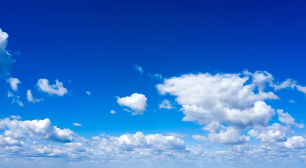 Білі Пухнасті Хмари Веселкою Блакитному Небі — стокове фото