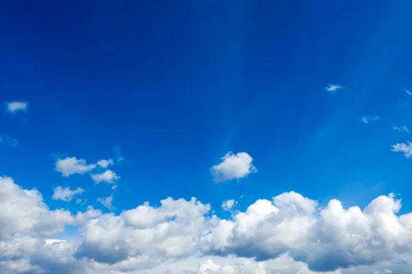 Sfondo Cielo Blu Con Piccole Nuvole — Foto Stock