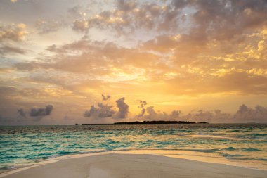 Tropikal adada okyanusun üzerinde renkli gün batımı