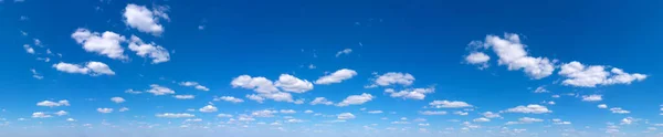 Blue Sky Sfondo Con Piccole Nuvole Sfondo Panoramico — Foto Stock