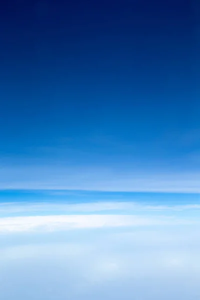Bianco Soffice Nuvole Con Arcobaleno Nel Cielo Blu — Foto Stock