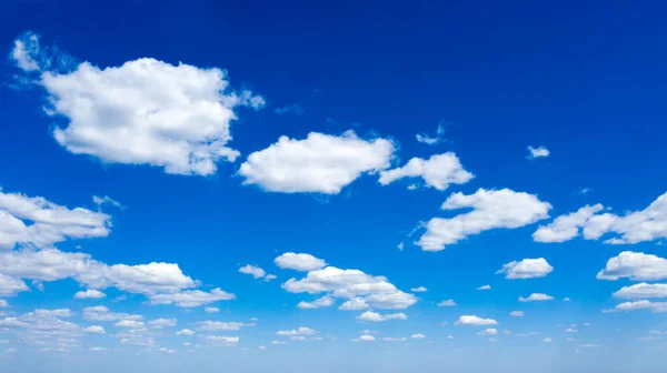 Blauer Himmel Hintergrund Mit Winzigen Wolken — Stockfoto