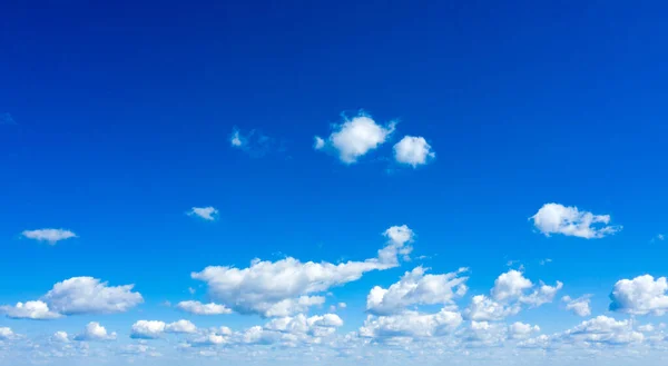 Nubes Blancas Esponjosas Con Arco Iris Cielo Azul —  Fotos de Stock