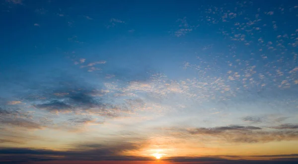 Západ Slunce Slunečními Paprsky Obloha Mraky Sluncem — Stock fotografie