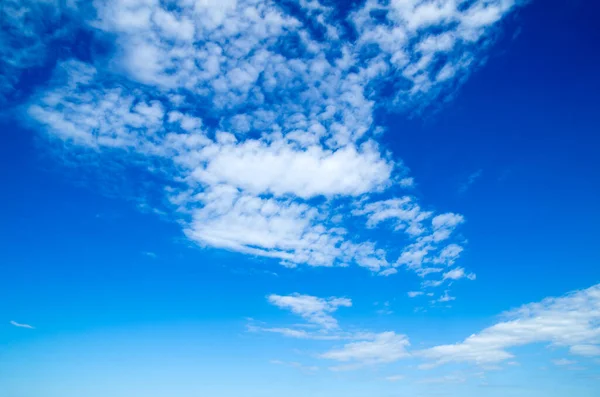Céu Azul Fundo Com Nuvens Minúsculas — Fotografia de Stock