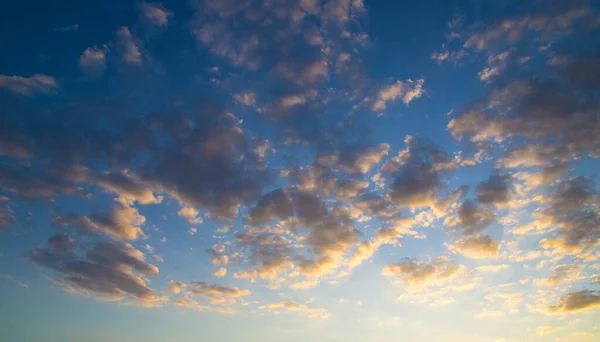 Barevná Obloha Západu Slunce Nad Klidným Mořem — Stock fotografie