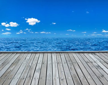 Beyaz kumlu sahili ve denizi olan tropik Maldivler adası