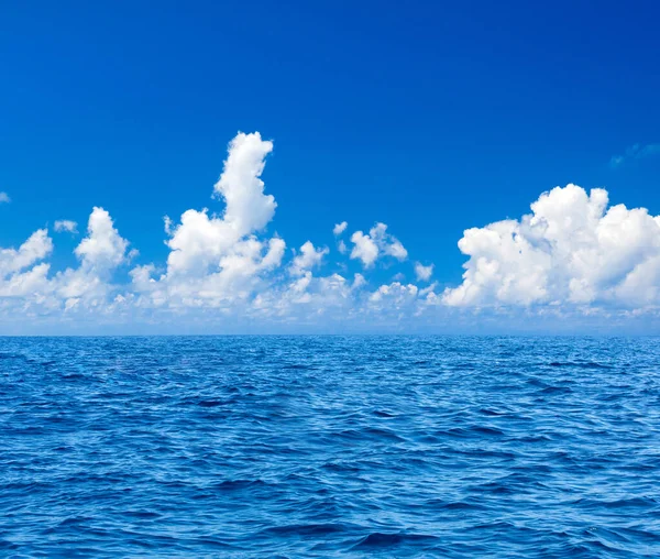 Nubes Cielo Azul Sobre Mar Tranquilo Con Reflejo Luz Del —  Fotos de Stock