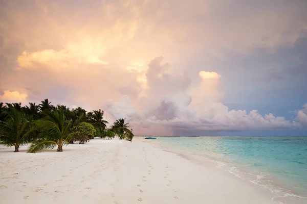 Красочный Закат Над Океаном Тропическом Острове — стоковое фото