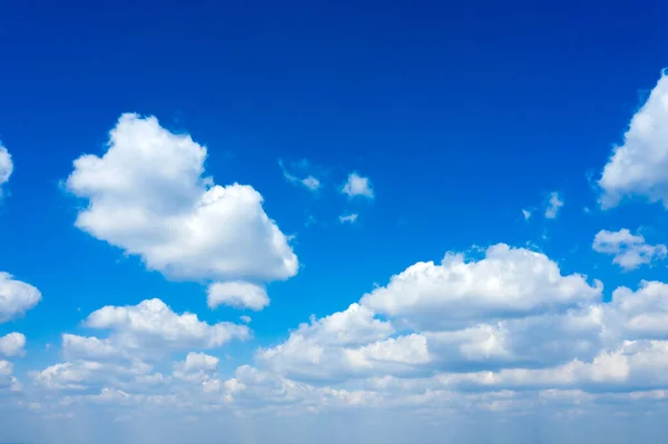 Weiße Flauschige Wolken Mit Regenbogen Blauen Himmel — Stockfoto