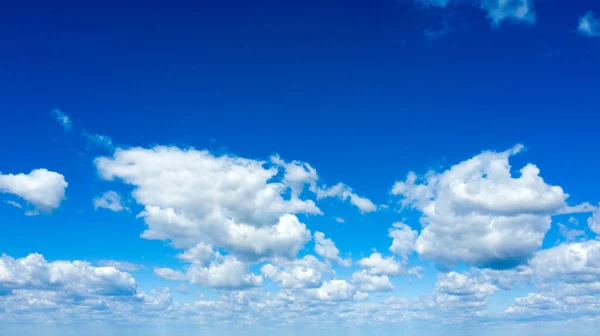 Μπλε Ουρανός Άσπρα Σύννεφα — Φωτογραφία Αρχείου