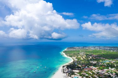 Güzel tropikal Adası Zanzibar havadan görünümü. Deniz sahilinde Zanzibar, Tanzanya.