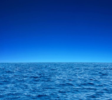 Mavi güneşli deniz suyu yüzeyi