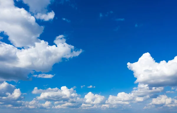 Vita Fluffiga Moln Med Regnbåge Den Blå Himlen — Stockfoto