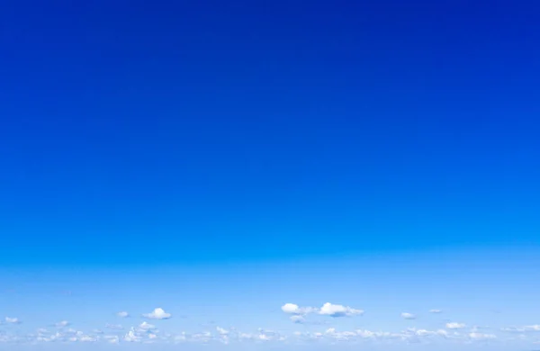 Синій Фон Неба Крихітними Хмарами — стокове фото