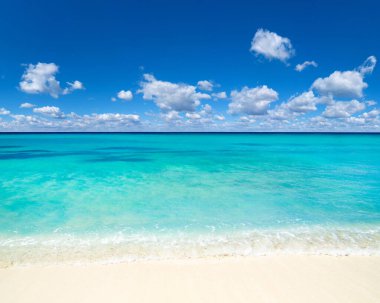 Mavi deniz ve mavi gökyüzü