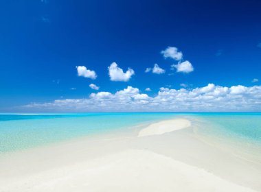 Mavi deniz ve mavi gökyüzü