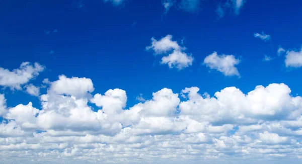 Modrá Obloha Pozadí Malými Mraky Panorama Sky — Stock fotografie