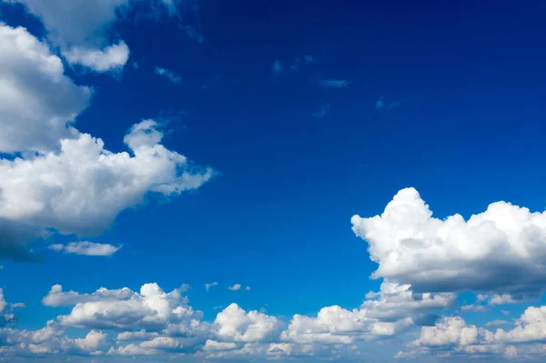 Nubes Blancas Esponjosas Con Arco Iris Cielo Azul — Foto de Stock