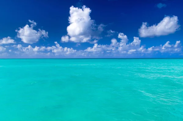 Красивый Голубой Пляж Карибского Моря — стоковое фото