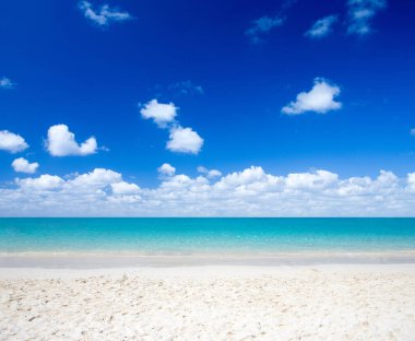 Mavi deniz ve mavi gökyüzü