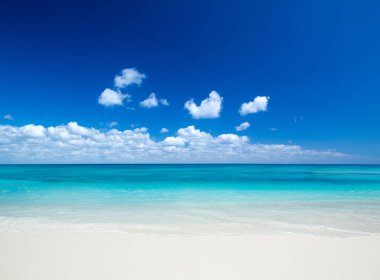 Mavi deniz ve mavi gökyüzü