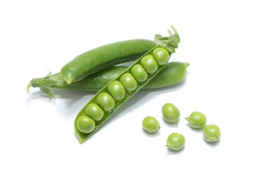 Beyaz arkaplanda yeşil bezelyeler