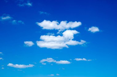 Beyaz bulutlu mavi gökyüzü