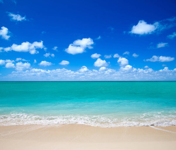 Голубое море и голубое небо