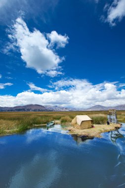 Puno, Peru yakınlarındaki Titicaca gölündeki Totora teknesi.