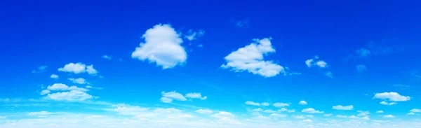 Blue Sky Bakgrund Med Små Moln Panorama Bakgrund — Stockfoto