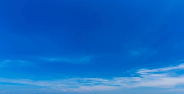 Sininen Taivas Tausta Pieniä Pilviä — kuvapankkivalokuva