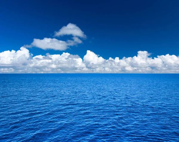 Nubes Cielo Azul Sobre Mar Tranquilo Con Reflejo Luz Del —  Fotos de Stock