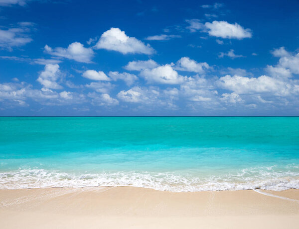 тропический Мальдивский остров с белым песчаным пляжем и морем