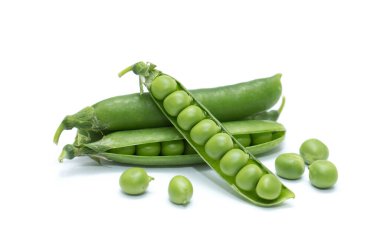 yeşil bezelye fasulyesi beyaz üzerine izole edilmiş.