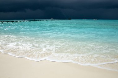 Tropikal deniz gökyüzü altında