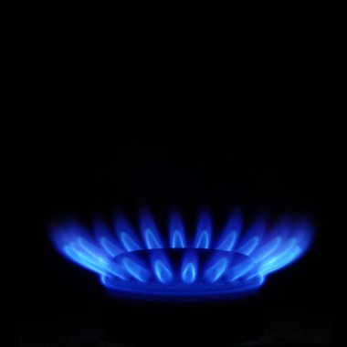 Karanlıkta gaz sobası alevleri                               