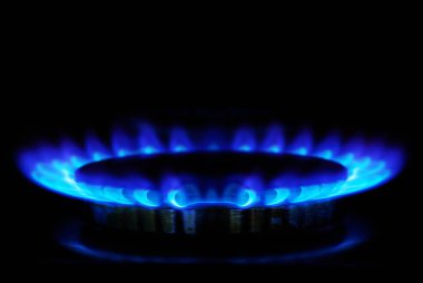 Karanlıkta gaz sobası alevleri
