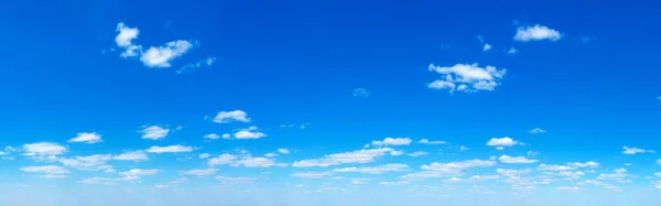 蓝天背景与微小的云彩 全景背景 — 图库照片